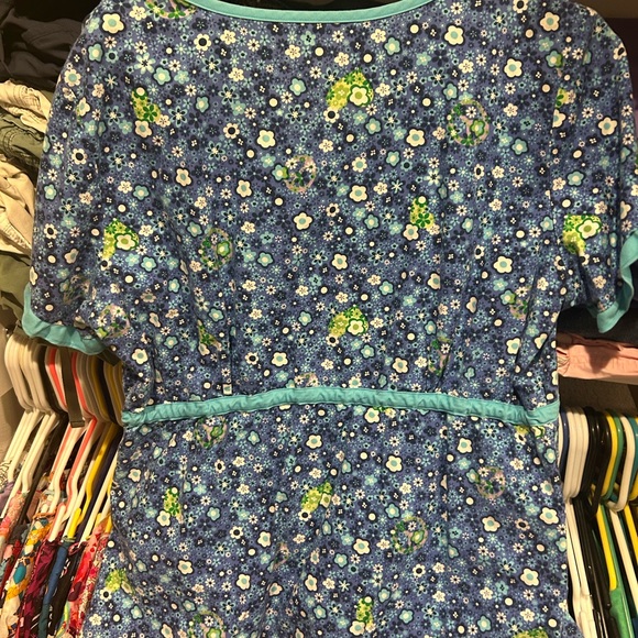 Cutest koi scrub top - Picture 3 of 3